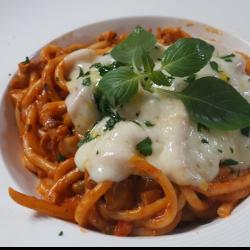 اسپاگتی  بلونیایی با رویه ی پنیر
